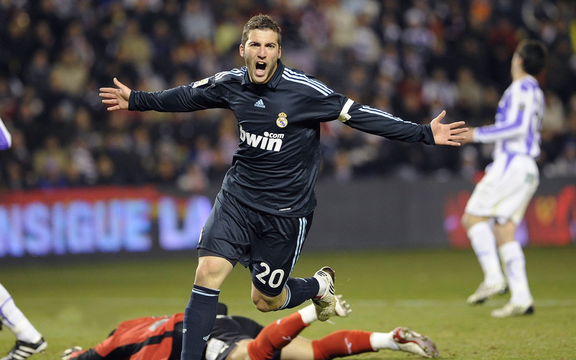 “高新区全民健身馆短柄墙球：快速抉择和精准攻击决定比赛走向”